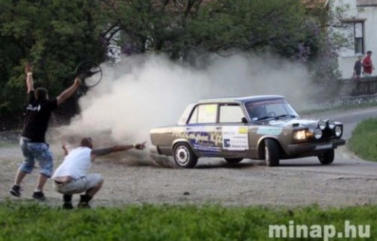 Borulások, kiesések, meglepetés idők – estére ér vissza a rally mezőny Miskolcra