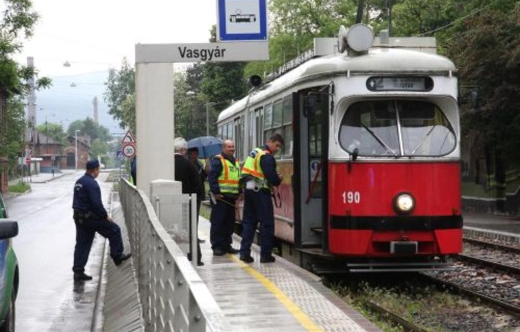 Gyalogost gázolt a villamos a Vasgyárban