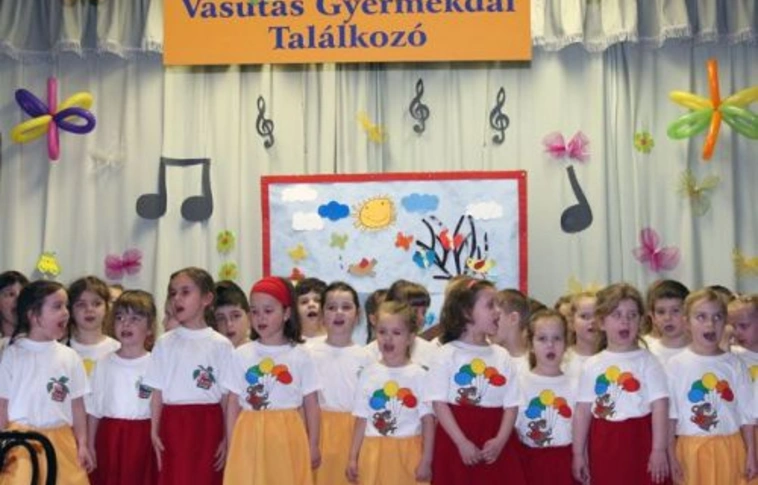 Gyereknek lenni énekelve jó