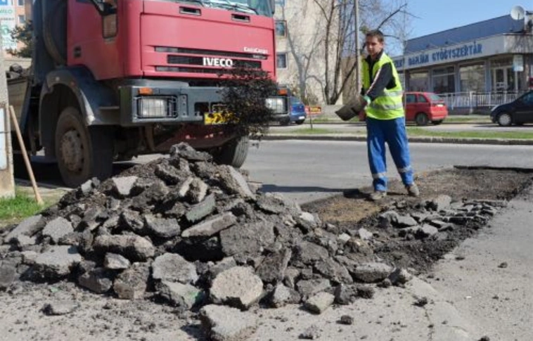 Aszfaltozás, kátyúzás – rendbe teszik az utakat Miskolcon