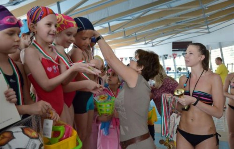 Ovis olimpikonok az uszodában