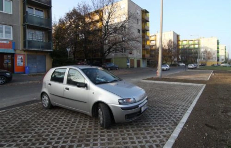 Aláírásgyűjtés az avasi parkolóhelyekért