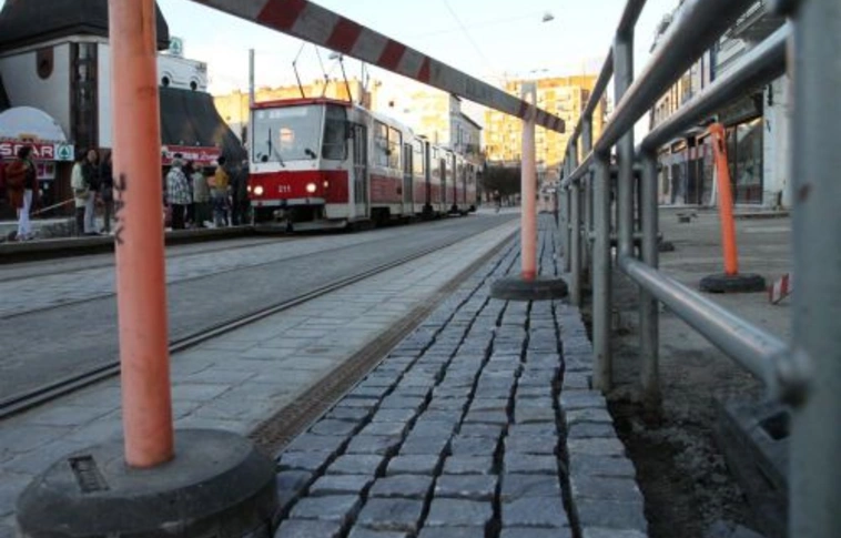 Már látszik a sétálóutca egyik új burkolóeleme