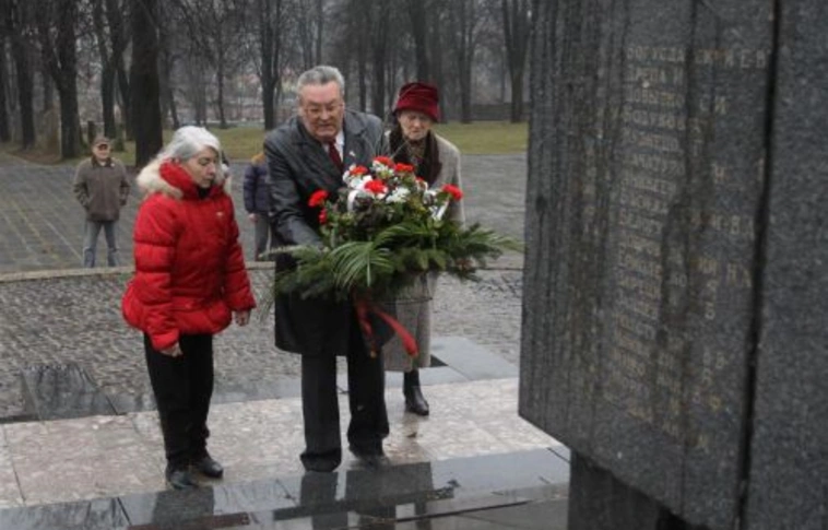 A szovjet emlékműnél koszorúztak