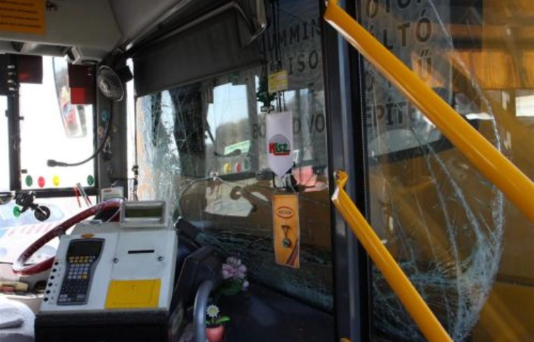 Buszok ütköztek Szirmabesenyőnél