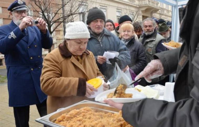 Ezúttal egy lovagrendi kommenda osztott ételt