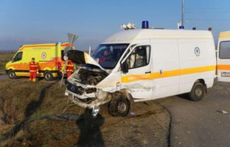 Mentőautó és terepjáró ütközött