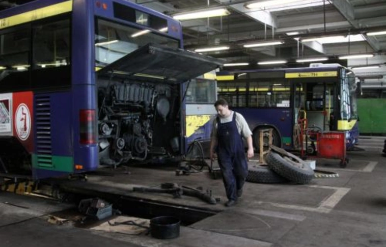 Három műszakban javítják a buszokat – késéssé szelídültek a kimaradások