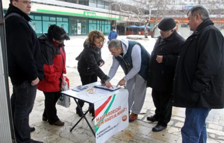 Szombaton is aláírást gyűjtött a Fidesz 