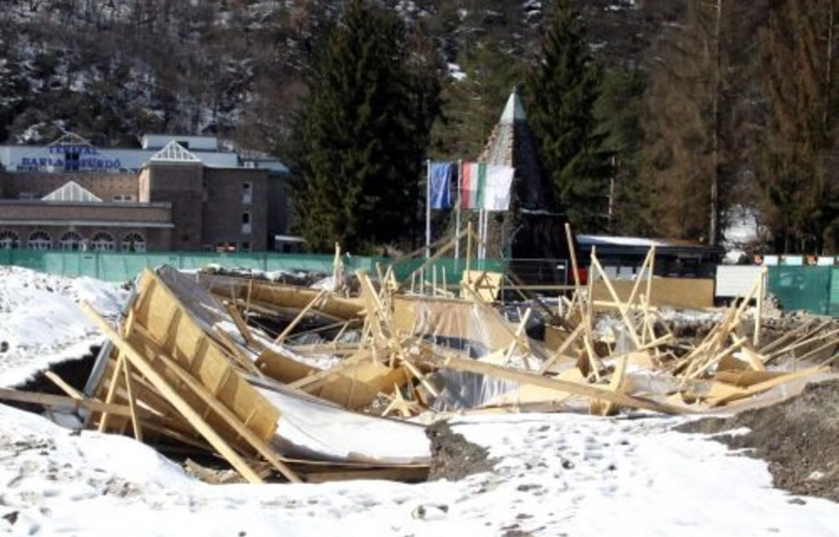 Összeomlott a tetőszerkezet Miskolctapolcán