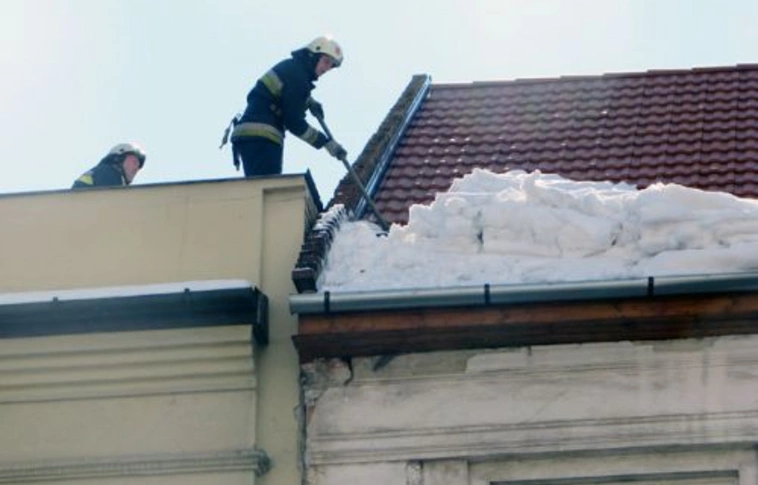 Most már a tetőkről hullik a hó