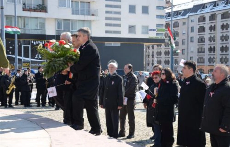 Mindenki elhelyezhette a megemlékezés virágait!