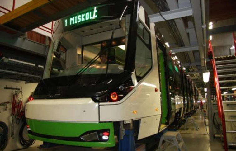 Júliustól Miskolcon tesztelhetik az első új villamost