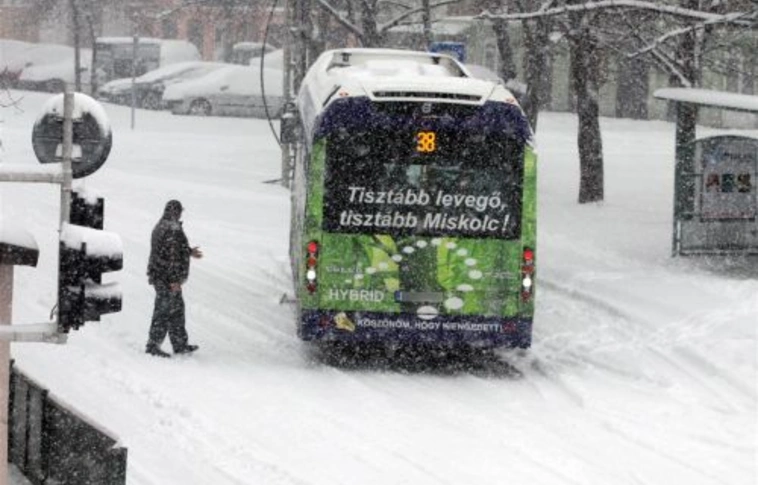 Havazás: helyreálló közlekedési helyzet, elhalasztott ünnep