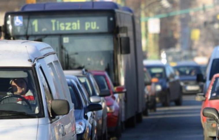 Így járnak a buszok és a villamosok március 15-én