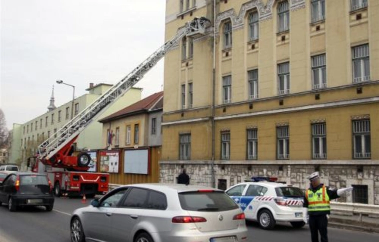 Tűzoltók a cégbíróságnál és a Csillagpontban