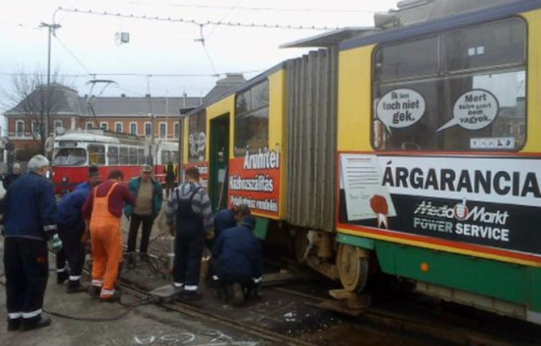 Kisiklott a villamos két kereke
