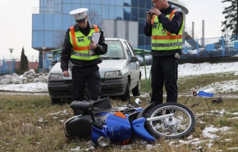 Teherautó a patakban, motorosgázolás (Fotók)