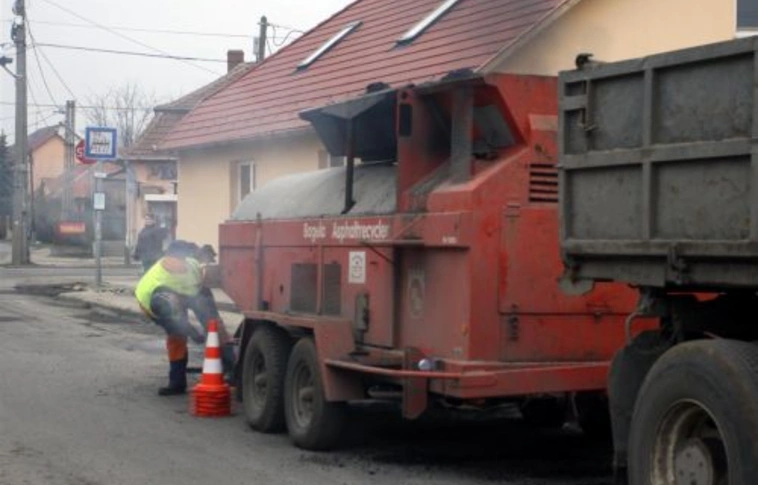 Folyamatosan kátyúznak
