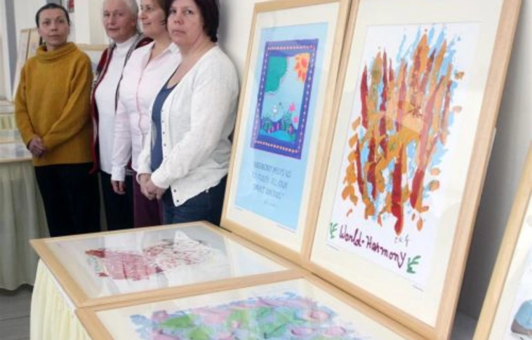 Sri Chinmoy képei díszítik a Sugárterápiás Centrum betegváróit