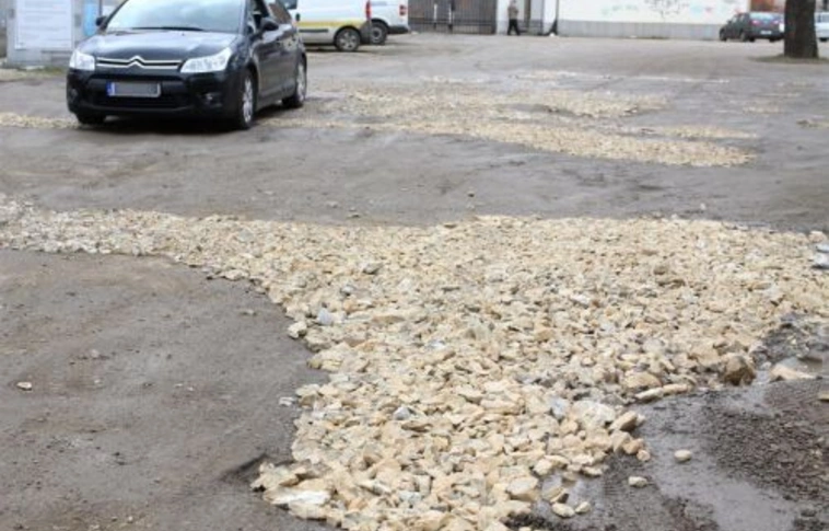 Javították a kavicsos parkolókat