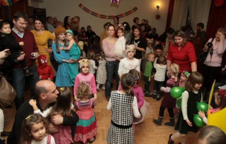 Farsangi családi táncház, az Esztenással