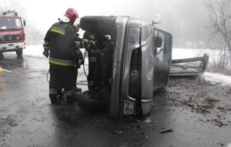 Autók borultak, mozdony gyulladt ki (Fotók)