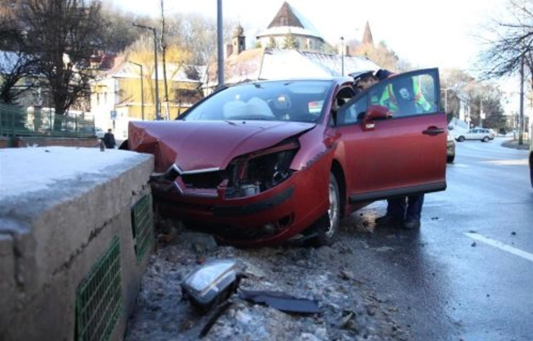 Csúszós út, kettős karambol a MüHa mellett