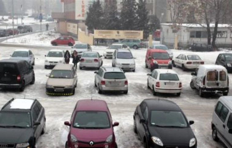 Takarítják a jeges parkolókat