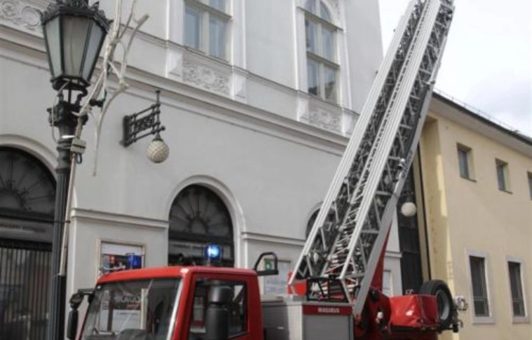 Vakolatomlás a színháznál