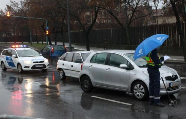 Tanulóvezető ütközött a Művészetek Házánál