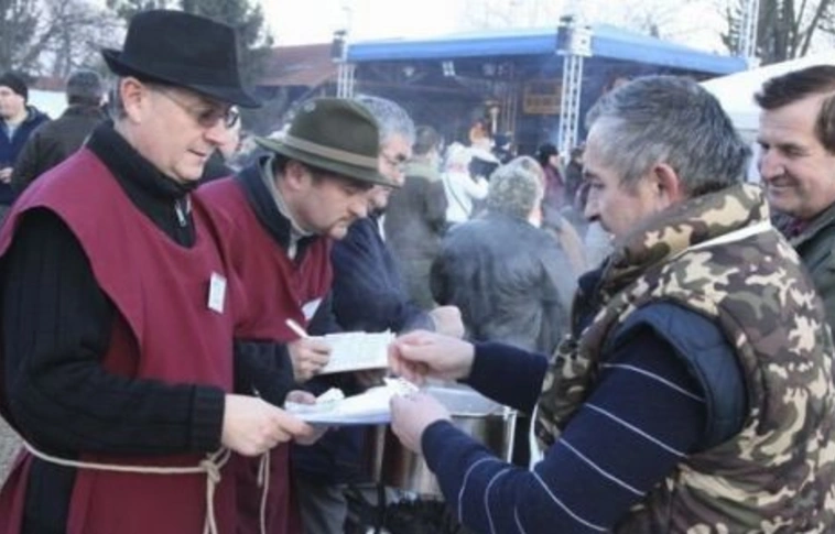 Elérkezett a forralt bor és a tepertő ideje