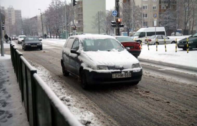 Hét gép dolgozik az utakon