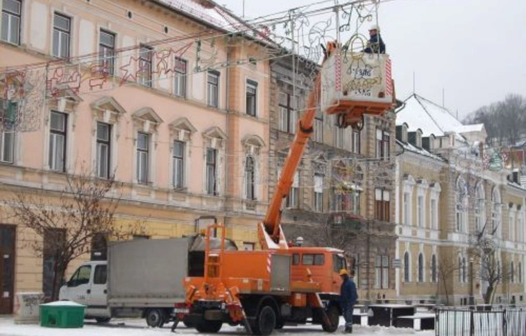 Bontják a karácsonyi díszeket