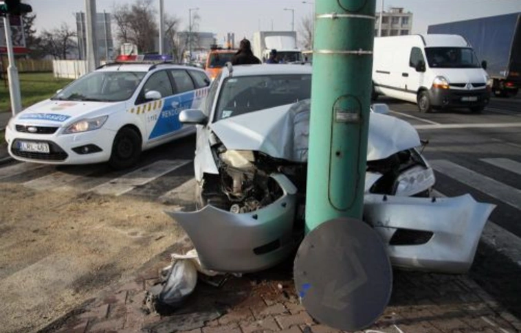 Mazda vágódott oszlopnak a József Attilán