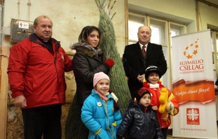 Fenyőfák, ajándékok a rászorulóknak