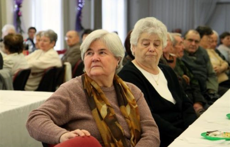 Karácsonyi ajándék a nyugdíjasoknak Hejőcsabán