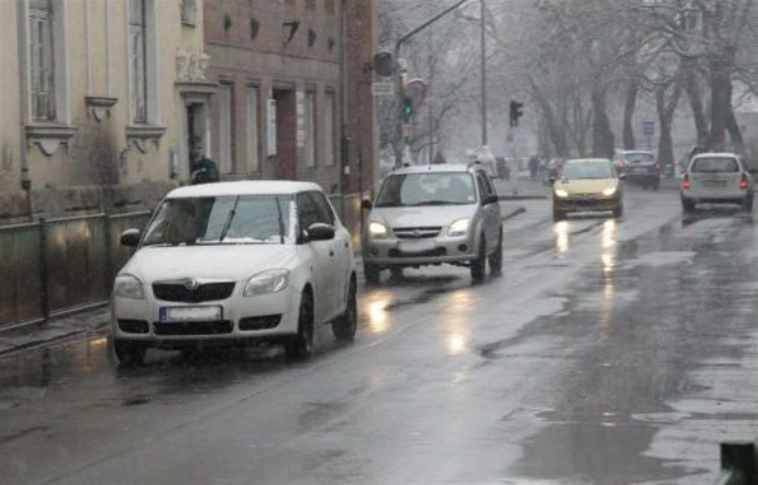 Magyar Közút: ne induljanak útnak ónos esőben!  