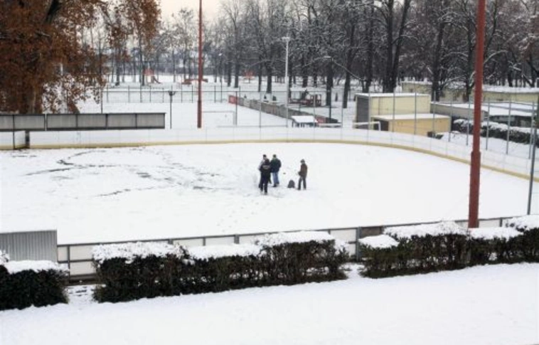 Zárva marad a kettes jégpálya