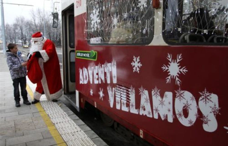 Az adventi villamoson is ajándékozott a Mikulás
