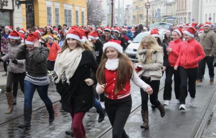 Másodszor futottak mikulássapkában