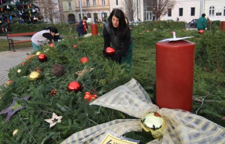 Elkészült az adventi koszorú, épül a karácsonyi vásár