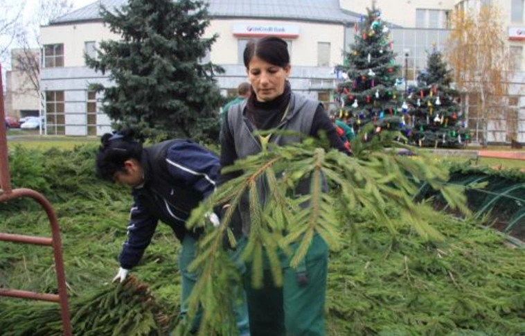 Készül a város adventi koszorúja