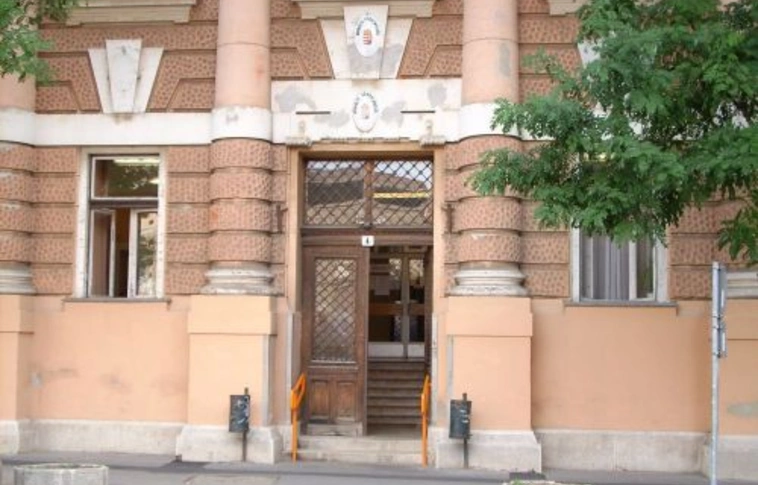 Mediációval szabadulnának a tyúkperektől