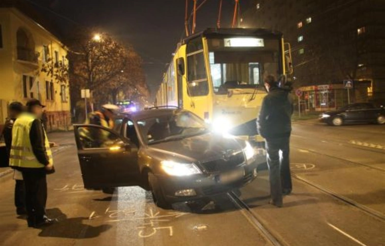 Villamos ütközött személyautóval a Győri kapuban
