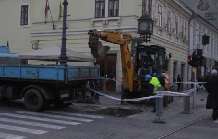 Útbontás, vízkorlátozás a Villanyrendőrnél