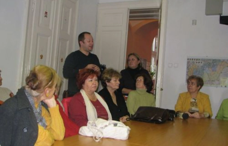 Nyugdíjasok a hivatalban