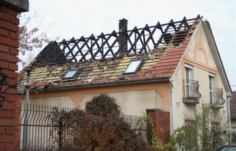 Kigyulladt egy háztető a Sütő János úton