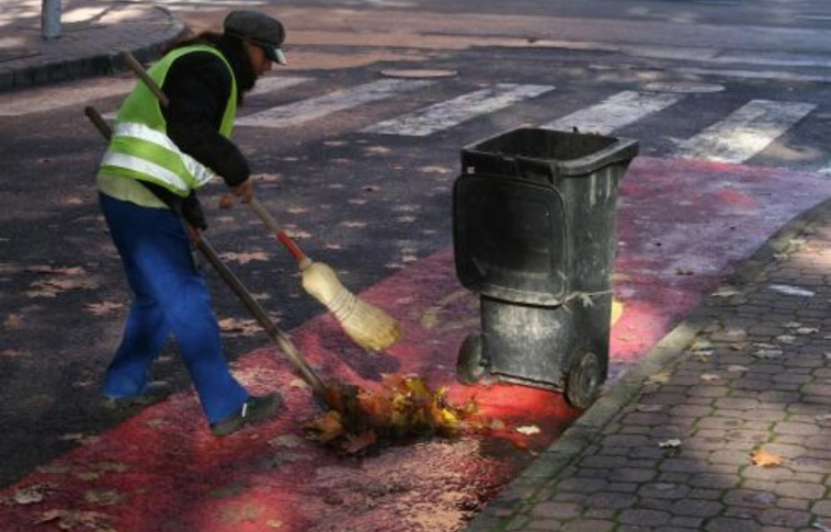 Folyamatosan gyűjtik a köztereken a lehullott falevelet