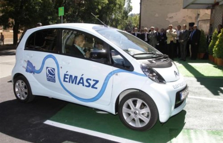 Ingyen parkolhatnak az elektromos autók